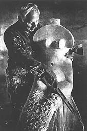 Max Ernst, beidh&auml;ndig bei der Arbeit am Gips f&uuml;r 'Capricorn' (1962)