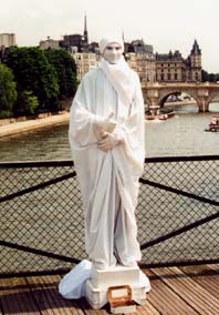 Lebende Skulptur in Paris