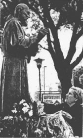 Weinende Bronzestatue des Padre Pio in Messina