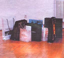 Tüteninstallation von Silvie Fleury, 1991